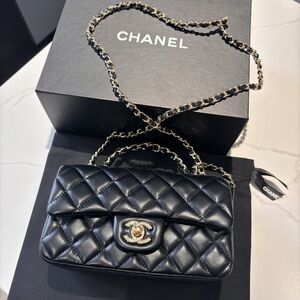 CHANEL Black Quilted Leather Shoulder Bag with Gold Chain